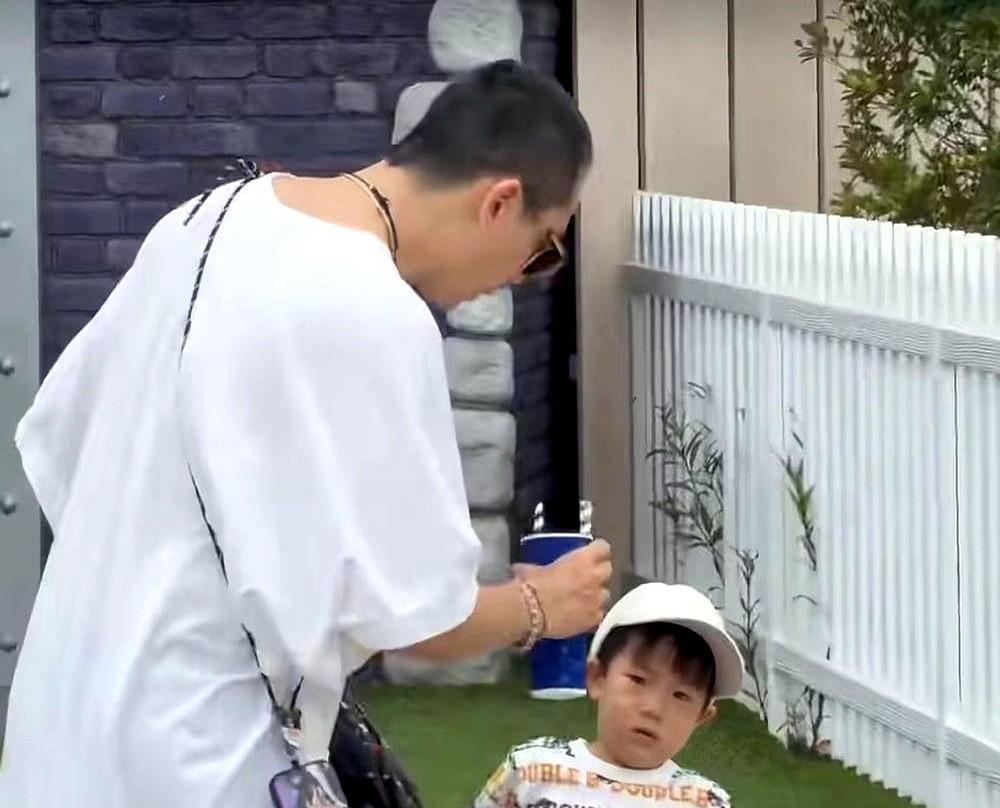 戚薇女儿被说“长残了”？真正该担心的不是孩子。你盯着10岁孩子的脸，用3岁的