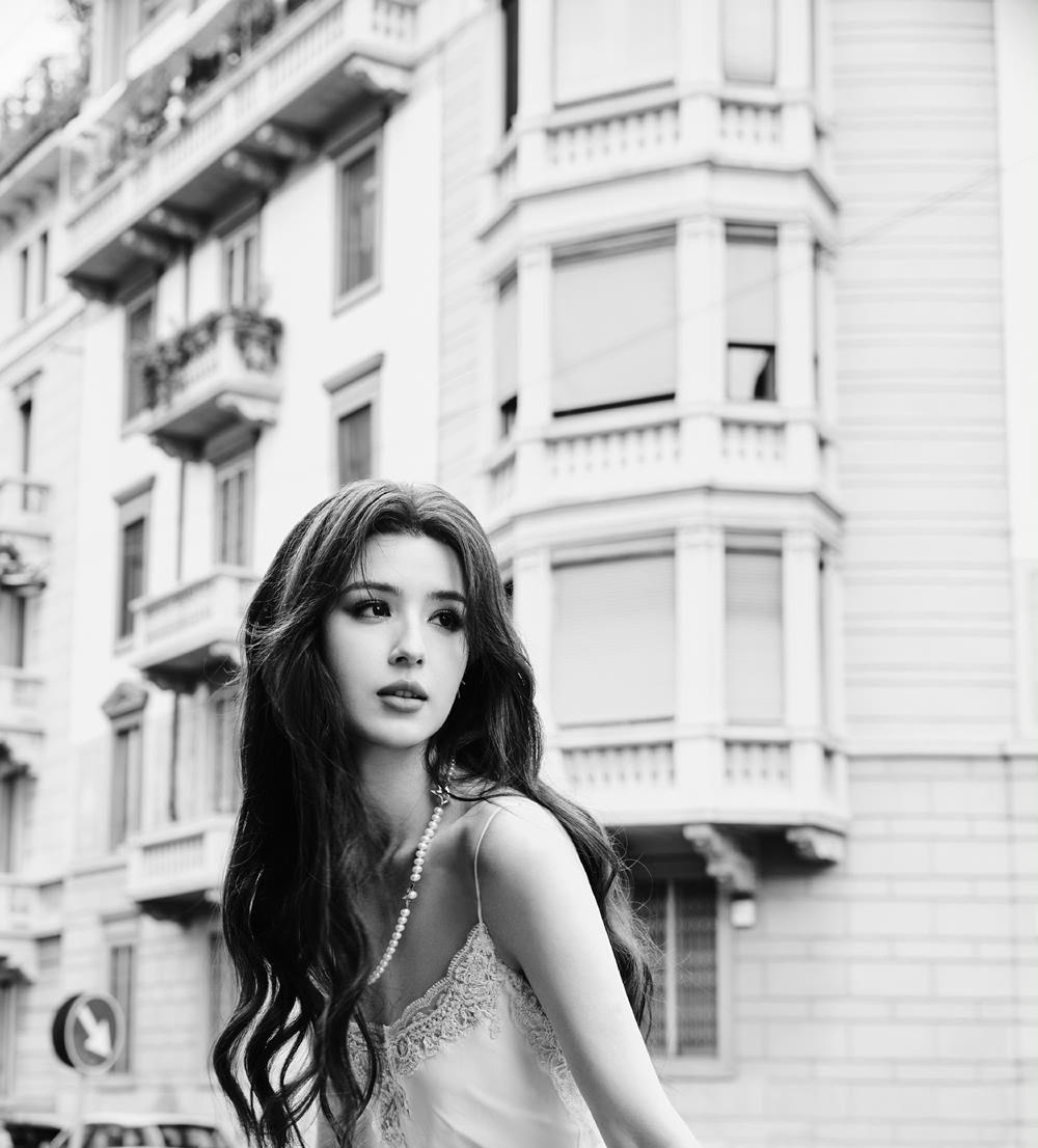 米兰时装周上的哈妮克孜