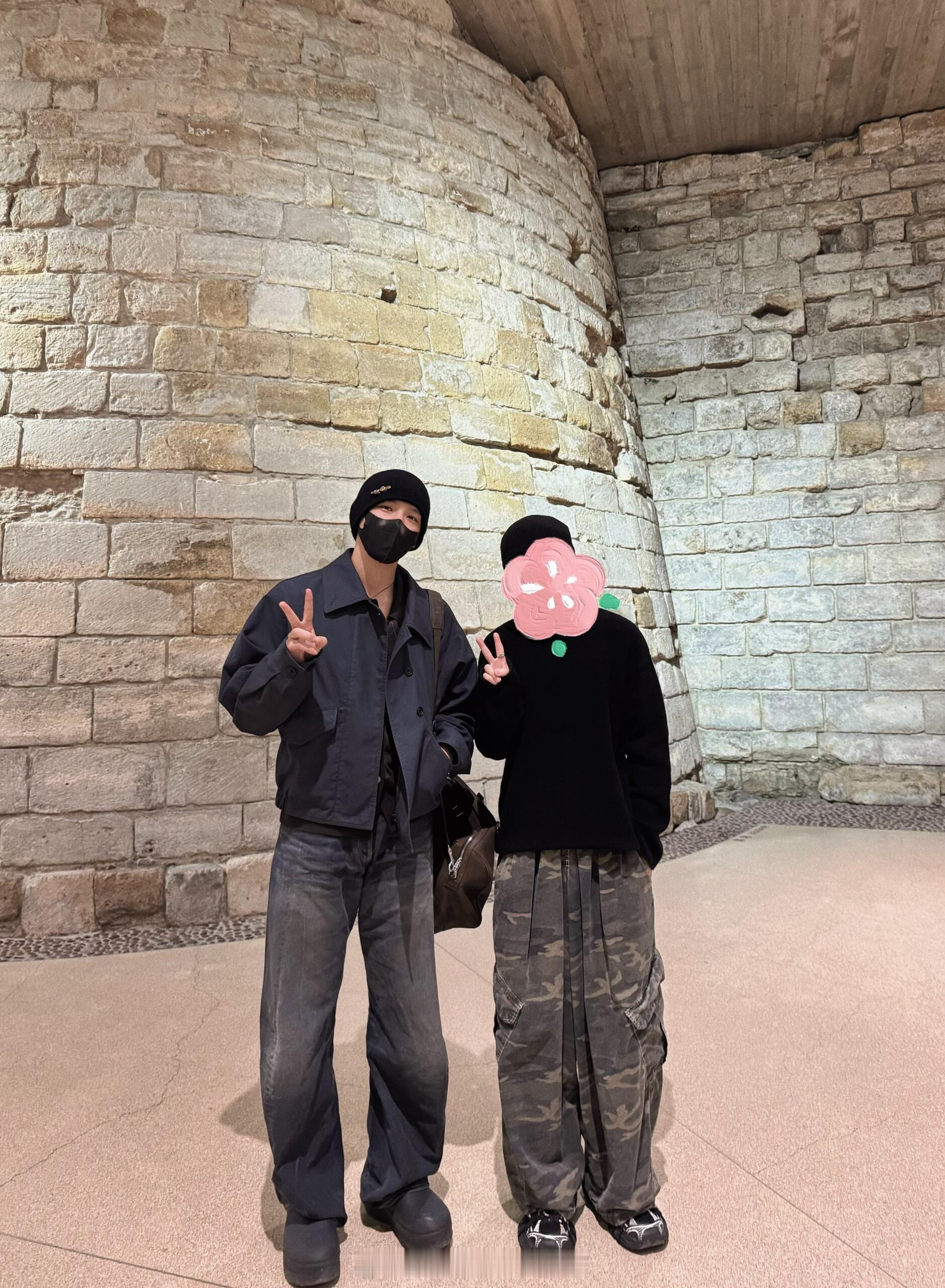 羡慕羡慕羡慕。。巴黎卢浮宫偶遇王安宇​​​