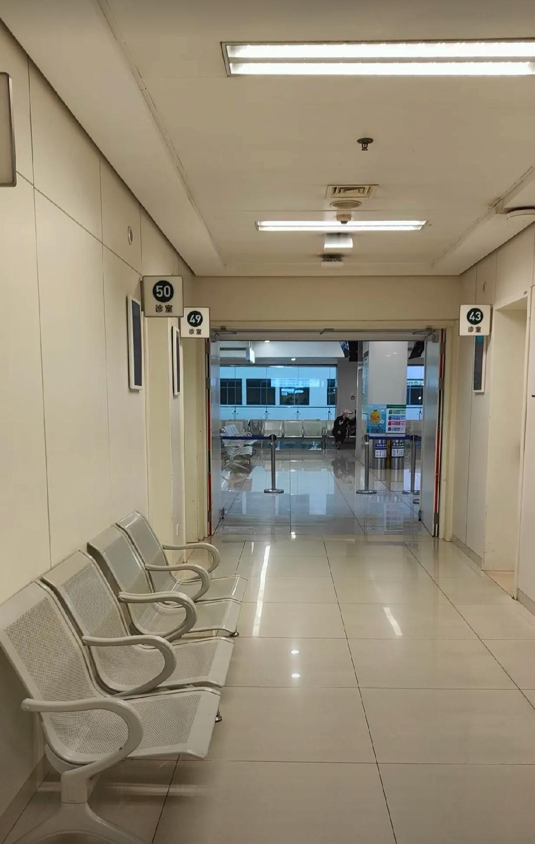 今天听到一个噩耗。揪心的痛！一个同事，才33岁，连续几天午睡后不停的打嗝，没太