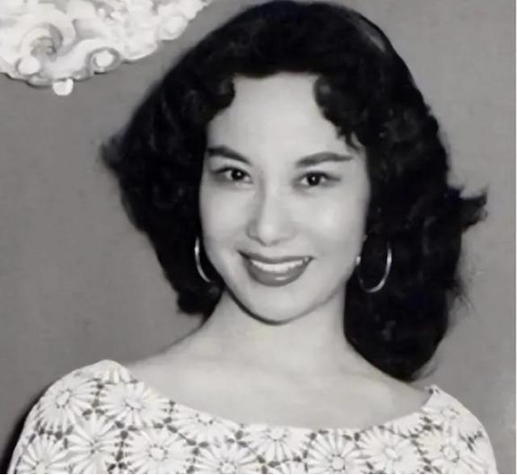 1941年圣诞节，香港沦陷那天，新婚女星梅绮在婚礼现场遭到日军士兵轮奸，宾客噤声