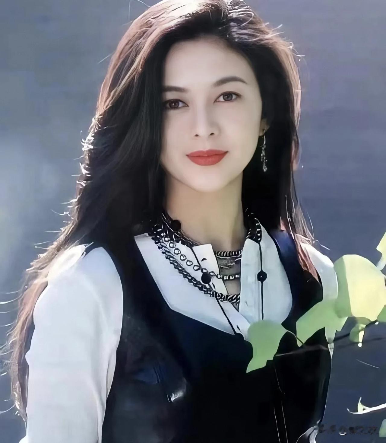 哪怕关之琳是这样的美人也会有人挑刺，比如说觉得她眼睛太大，比例奇怪或者下巴太尖什