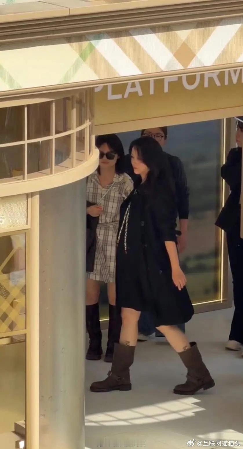 汤唯真的二胎了昨天的活动路透很明显