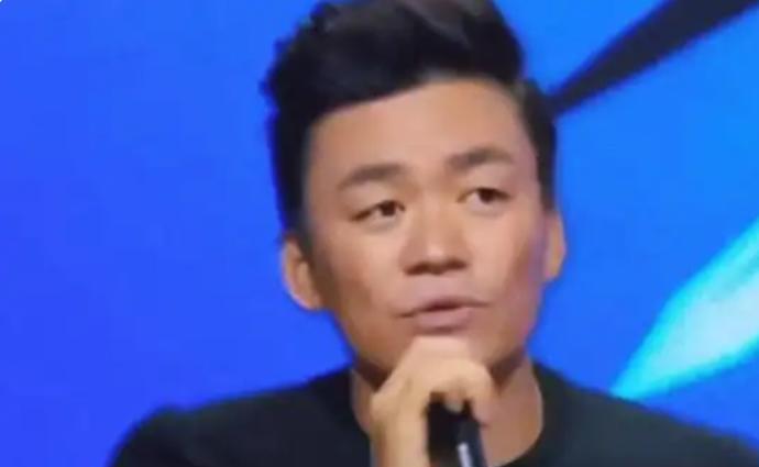 2015年，张大大指着王宝强说：“你信不信，我可以弄死你啊？给我老实点。”王宝强