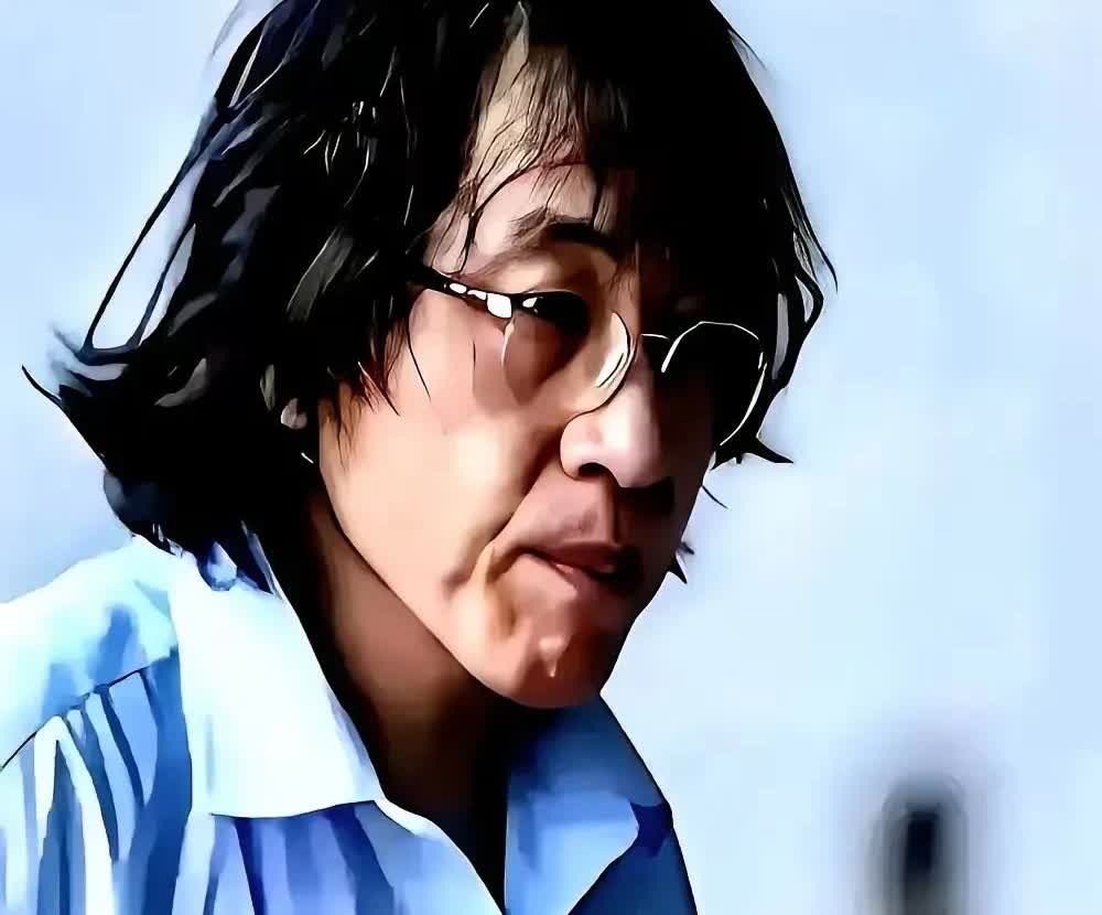 瞧瞧这人的样子，一定是个执拗、绝情且脾气暴躁的老头，不然千百惠也不会离开他，千百