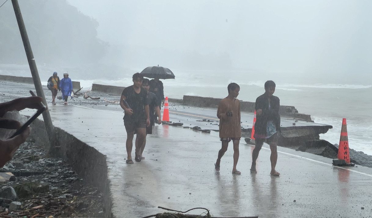 台风“凤凰”致菲律宾6人死亡 逾235万人受灾