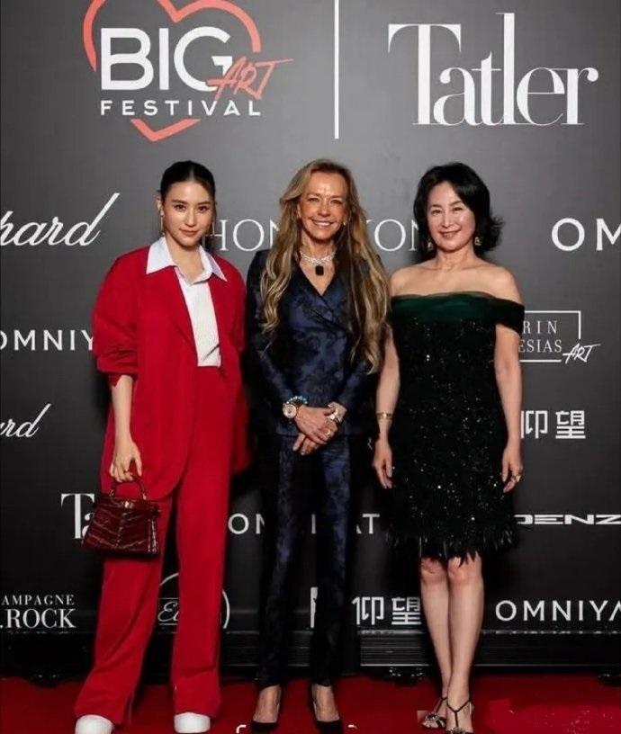 最近何超莲与何超琼一起出席时尚活动，两位的搭配风格虽然不同，不过都很有魅力。