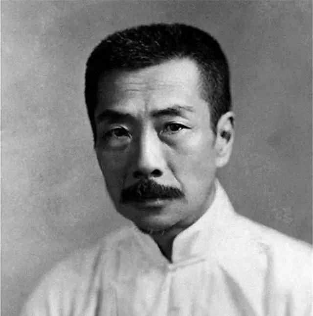 1936年，鲁迅去世的第2天，和鲁迅反目成仇13年的弟弟周作人，若无其事地去学校