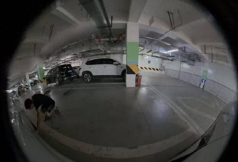 四川成都，男子在车库发现一辆车挡住自己的车了，就提醒对方挪车，结果第二天，他发现