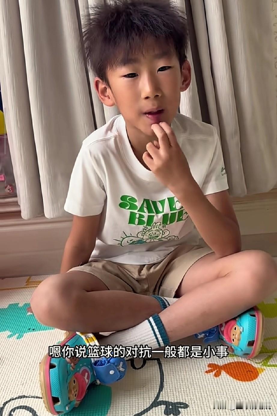 周琦寒心不？这儿子一点也不心疼他爸啊！周琦在比赛中摔倒，周琦媳妇就说他俩儿子