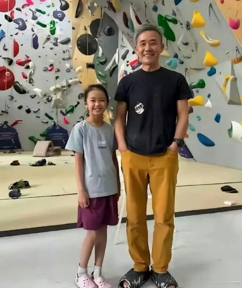 74岁的王石和他5岁的女儿。这个小女儿是王石与田朴珺所生，出生于2020年，那一