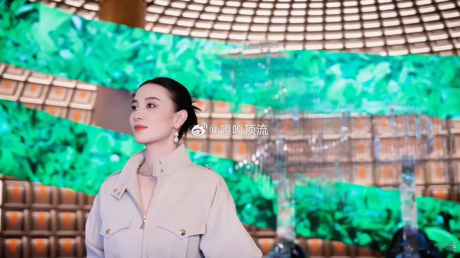 宋佳有种国泰民安的美宋佳的美真的越品越有味道！眉眼舒展得像春日晴空，笑起来