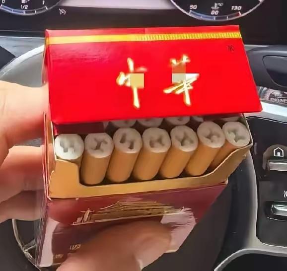 今天去参加同事儿子的婚礼，酒席桌上摆了中华烟，散席的时候我就顺手拿了一包放口袋里