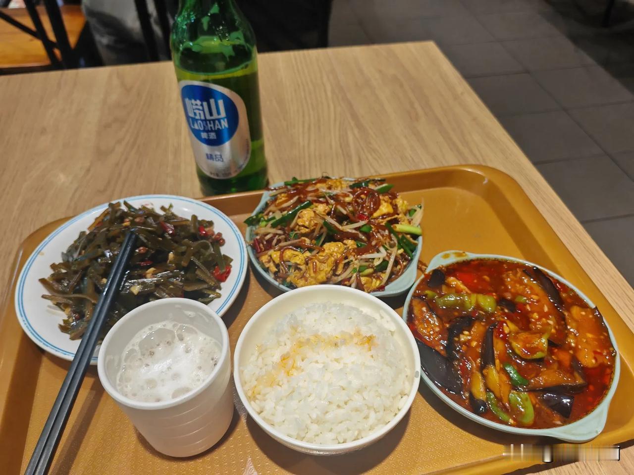 今天中午，狠狠犒劳自己一把。一顿饭31块钱，贵吗？凉拌海带丝、油焖茄子、