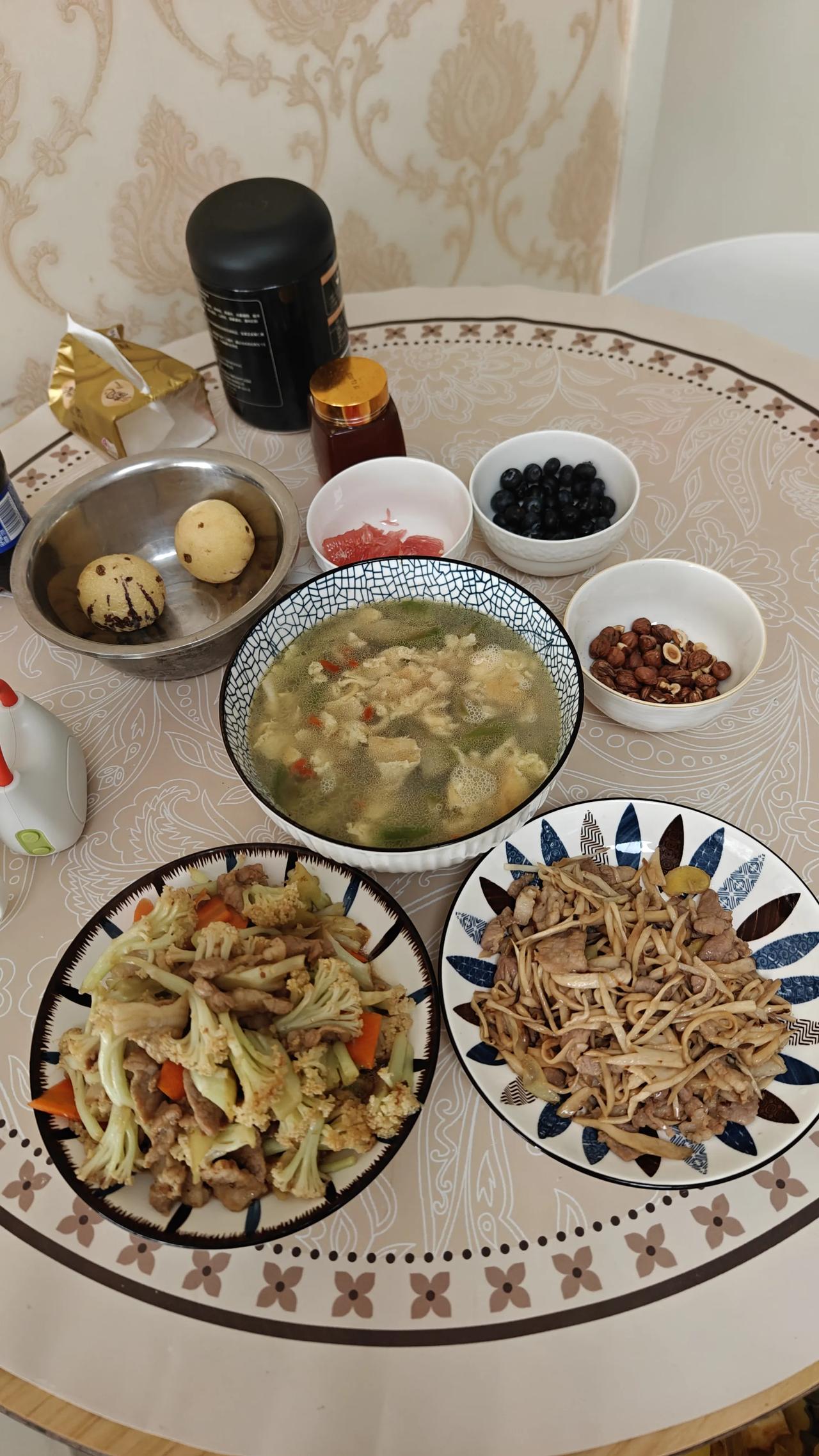育儿嫂做的午饭，不如自己亲手做的合口，但总算能吃上现成的热饭，也就没必要太挑剔了