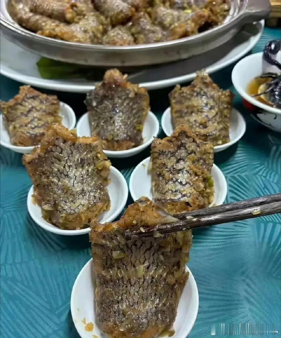 头一次见这道菜，看起来很鲜美，有知道这是啥的吗？？？