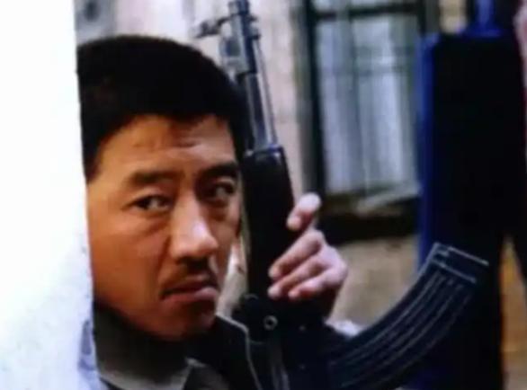 演员丁勇岱说：“有次在北京站要进站，一个警察瞅见我，冷不丁就做出掏枪动作，我瞧见