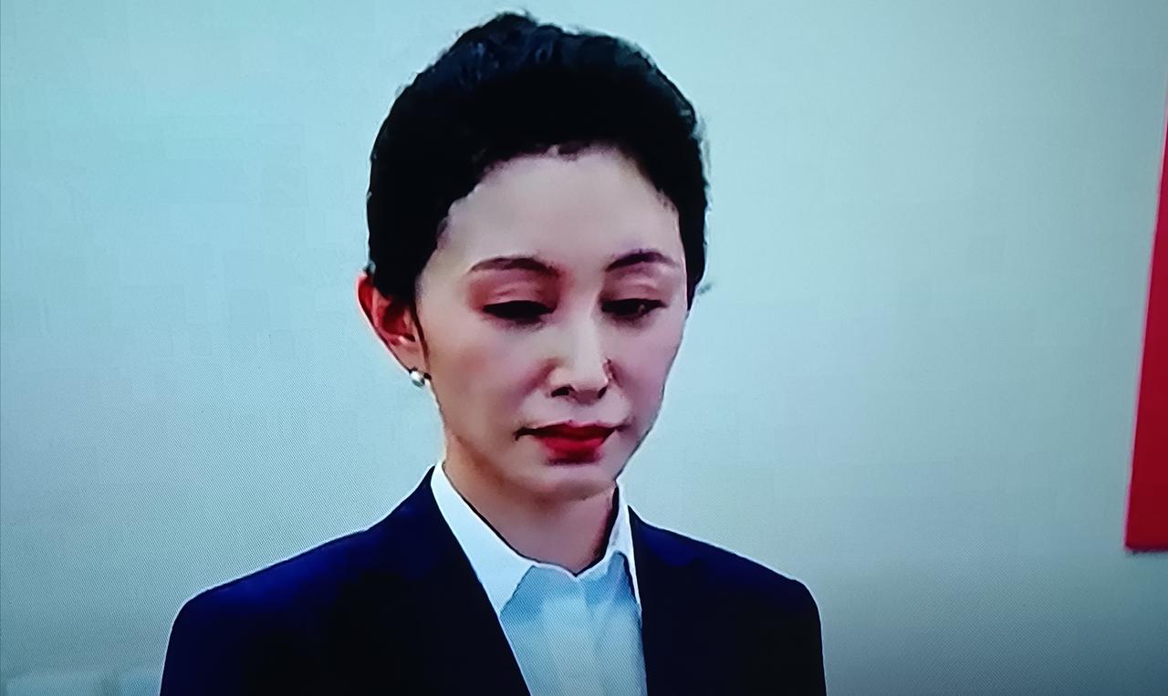 感觉她的嘴巴比姚晨还要大一圈。真心讨厌这个五官都大了一圈的“行长”，这角色本就