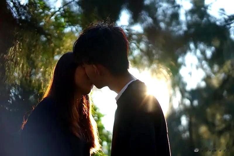 刚看到个帖子讲男女暧昧期，直戳人性软肋。那时候的男人，精力旺盛得像个永动机。