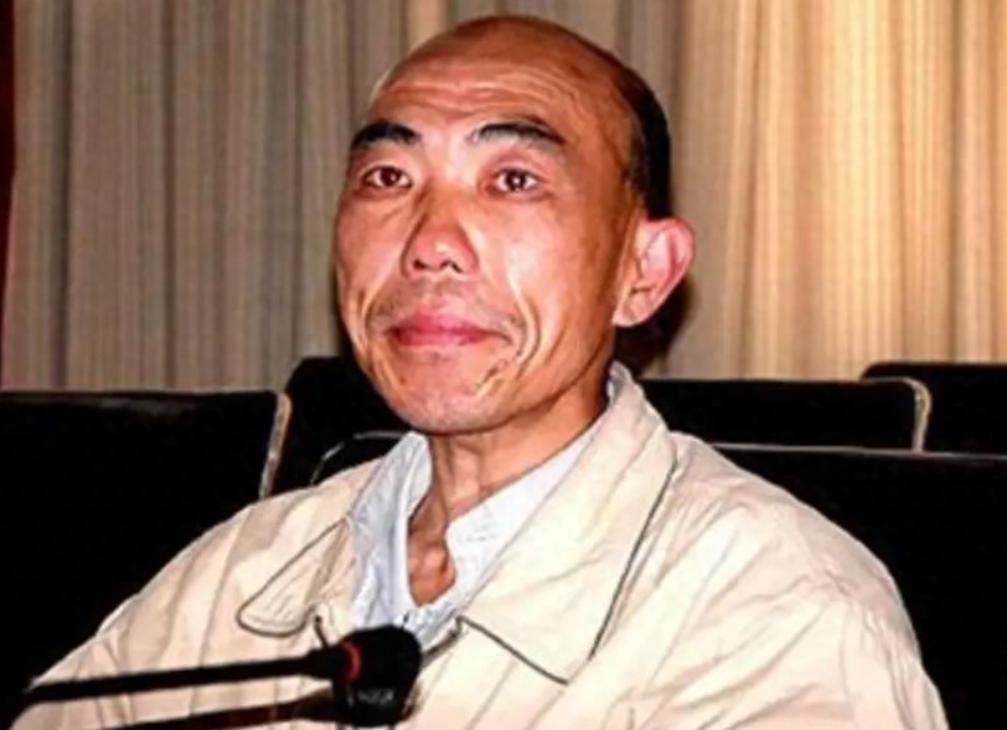 胥敬祥1991年，是河南鹿邑县一个老实巴交的农民。就因为在酒桌上脱了件外套，露出