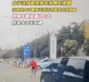 女子违停竖中指被撞：30秒情绪失控，没有赢家的双输闹剧昆明斗南花市的停车场