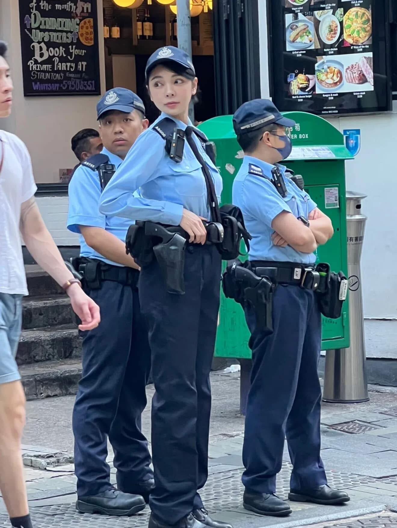 香港警队中，女警们英姿飒爽，她们以坚韧和智慧守护着城市的安宁。无论是街头巡逻，还