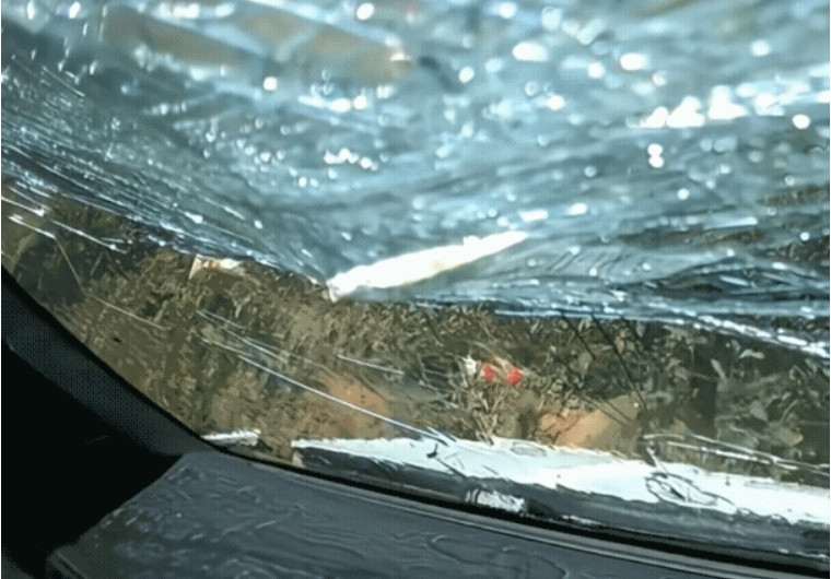 女子驾车遇洒水车，意外冲进沟里，洒水车该担责不？咱今儿就唠唠这么个事儿。有个女