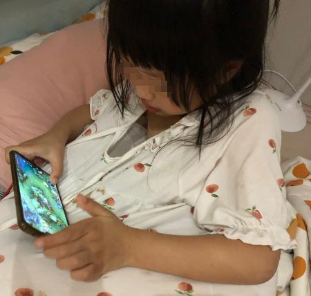 “悲剧还是发生了！”近日，湖北武汉，5岁女孩只要一哭闹，爷爷奶奶就会把手机给她玩