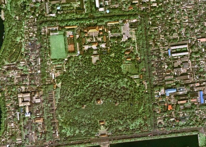 1978年，一个工作人员在冲洗卫星底片时，却惊讶发现，北京景山公园平面园林图，竟