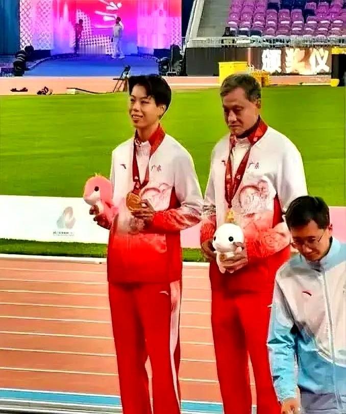 教练劝不动，非要穿破鞋跑全国第一。全国田径锦标赛百米决赛，刘景扬穿着一双鞋头