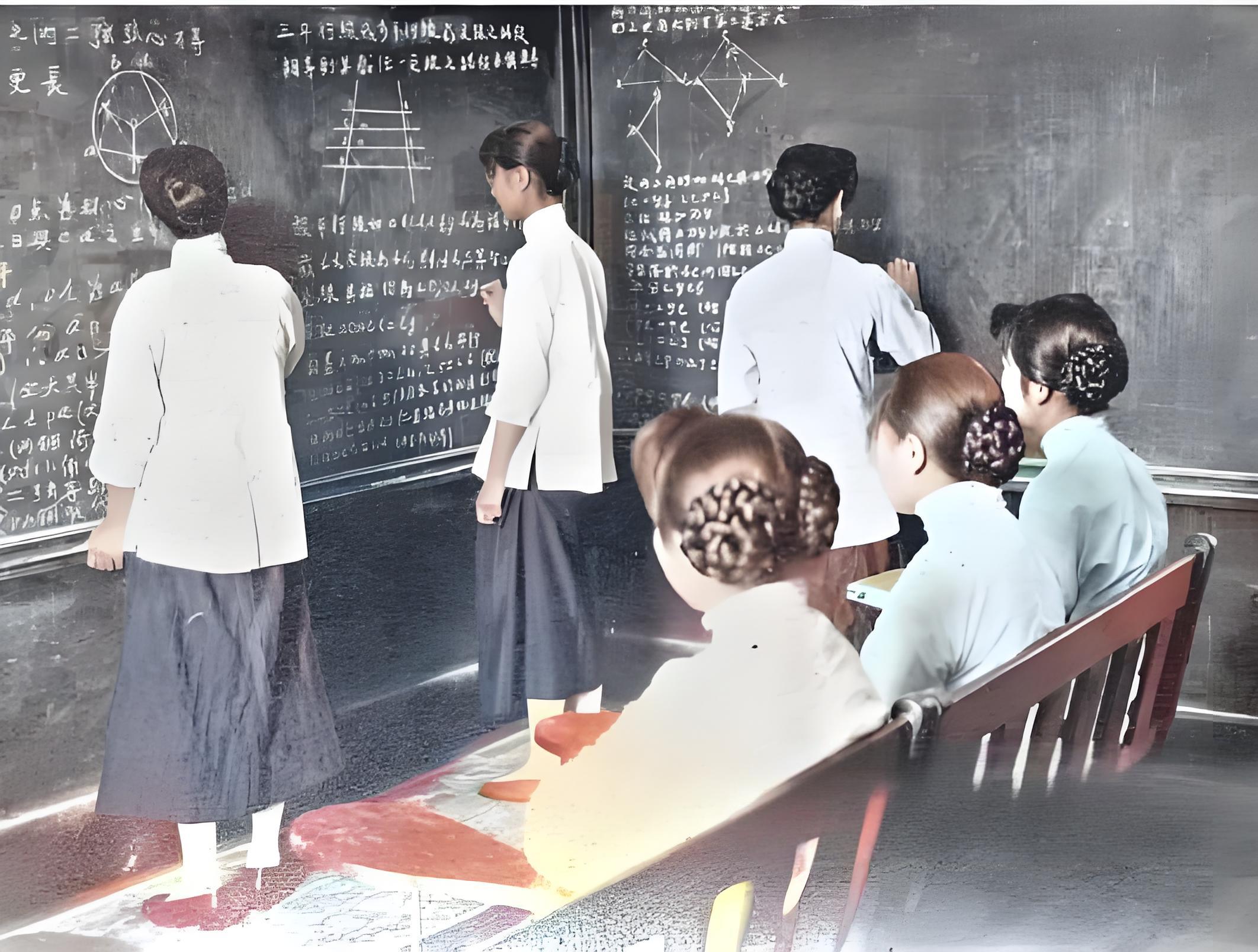 这张老照片定格了1920年北京汇文学校大学预科部的数学课场景。黑板上密密麻麻写满
