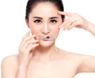 印堂是位于两眉之间，山根之上的部位。通常想要看一个人的财运和其他运势到底好不好，单从印堂即可看出。印