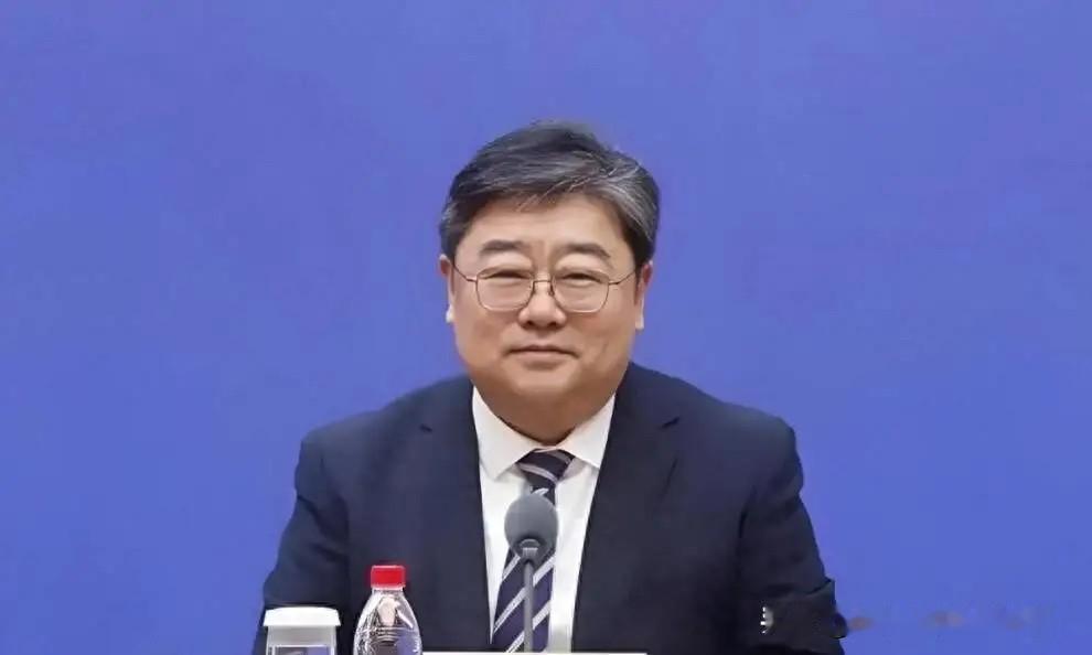 在烟台干了35年，提拔常委仅9个月，李金涛主动自首，当地人议论炸开了锅。一纸