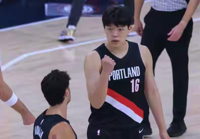 从希望之星到负面缠身，杨瀚森的NBA之路为何越走越窄？