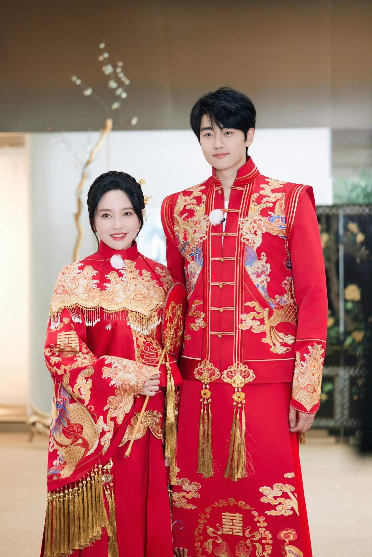 总是觉得金莎和孙丞潇的中式婚纱好奇怪，原来这就是所谓的孕像啊！妻旅官方晒出金莎