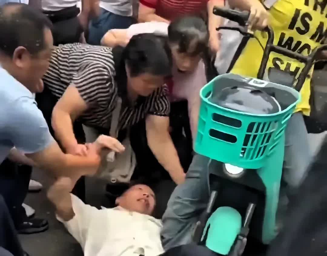 孩子被碰瓷的老人吓到了，哭着喊着要回家，路过的行人也越聚越多，这时老人死死地拽住