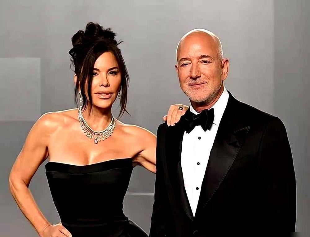 砸重金穿绝版高定，结果在名利场派对输了个精光。劳伦·桑切斯穿着约翰·加利亚诺