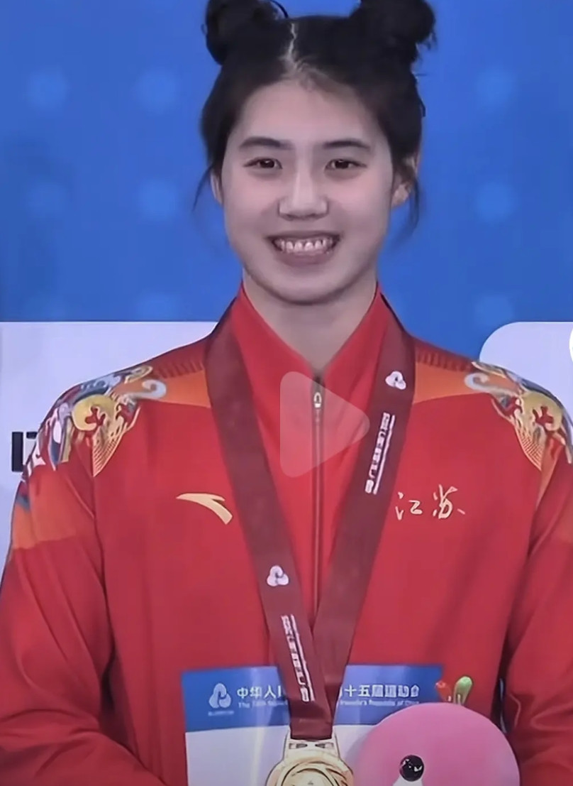 张雨霏长得漂亮我不羡慕，张雨霏又夺冠了我也不羡慕，但是看到领奖台上她的样子，我承