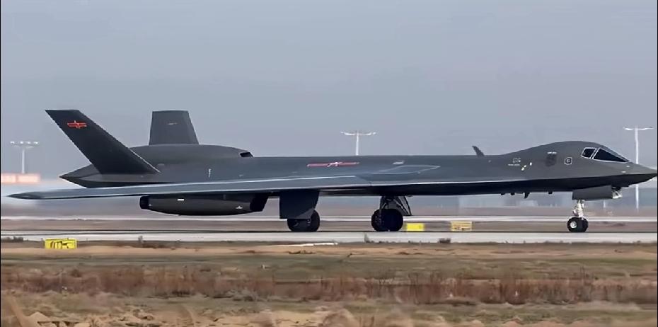 这张八千岁的AI图，一眼假。这个机身尺寸，头大，屁股大，腰细，脖子细，非常不