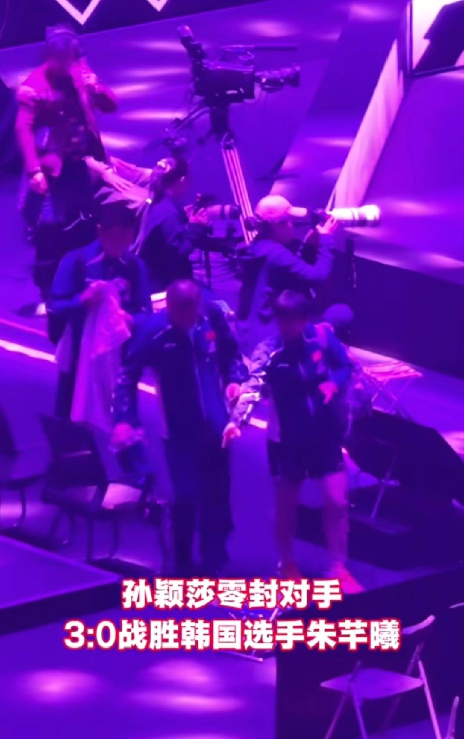 看见德华就像看到佳佳一样！莎莎首场比赛开门红，赛后和马琳指导悠闲的走过赛场。一