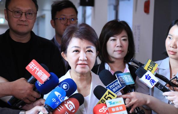 就在刚刚，台中市长卢秀燕发表声明，3月31日，针对郑丽文将率团访陆，卢秀燕受访