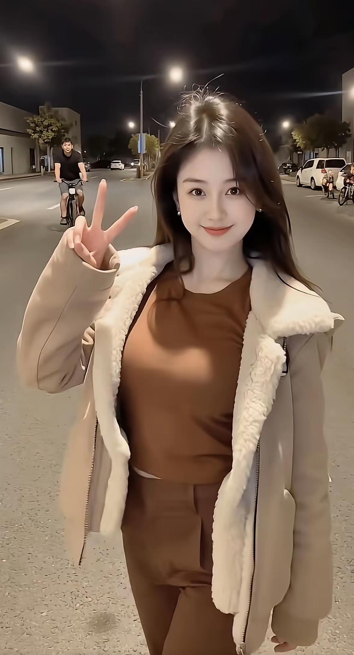 月色如水，佳人如玉。