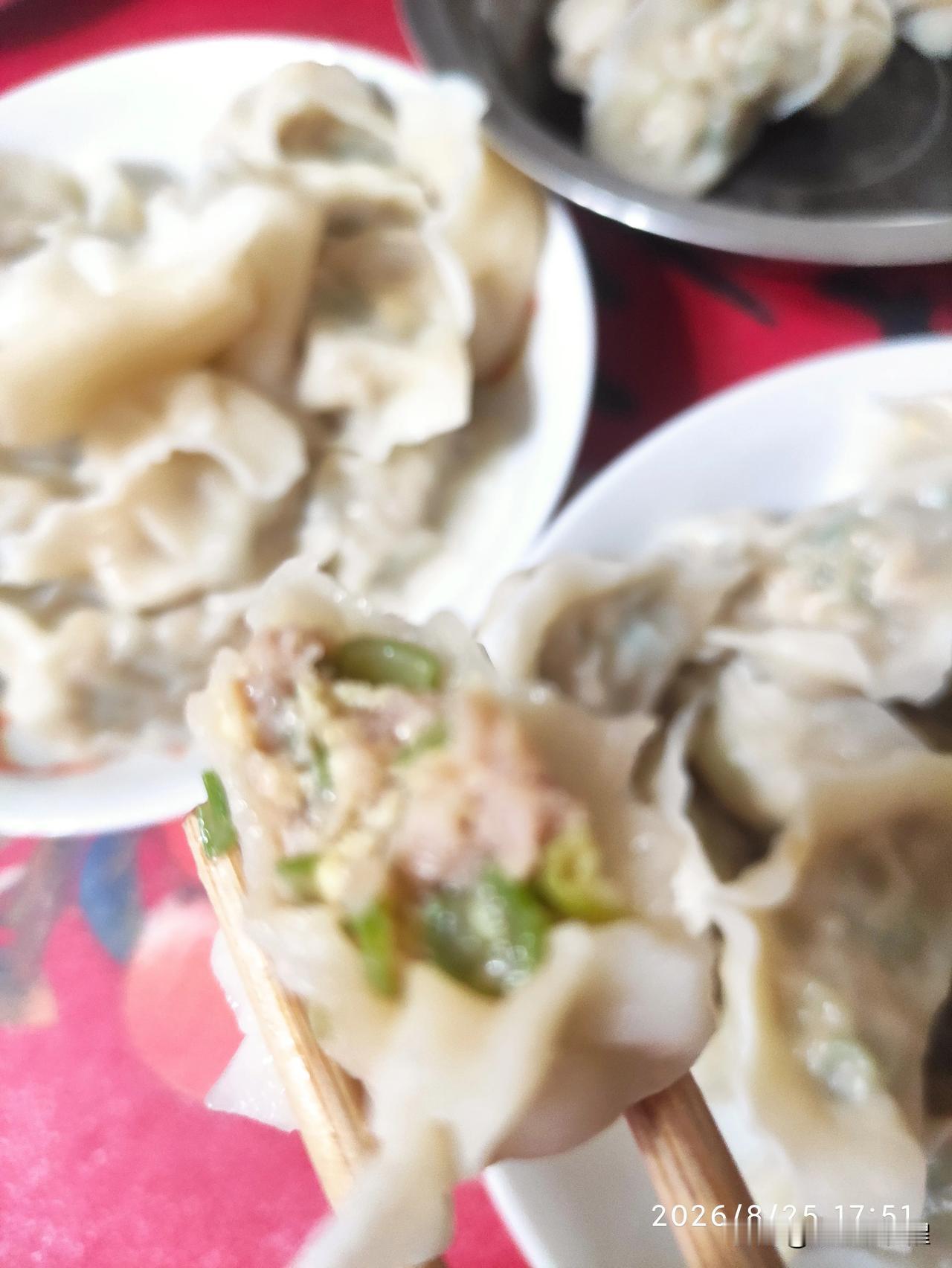 好吃不如饺子，舒服不如倒着！今天包的饺子，还是豆角馅！猪肉、豆角、鸡蛋，拌
