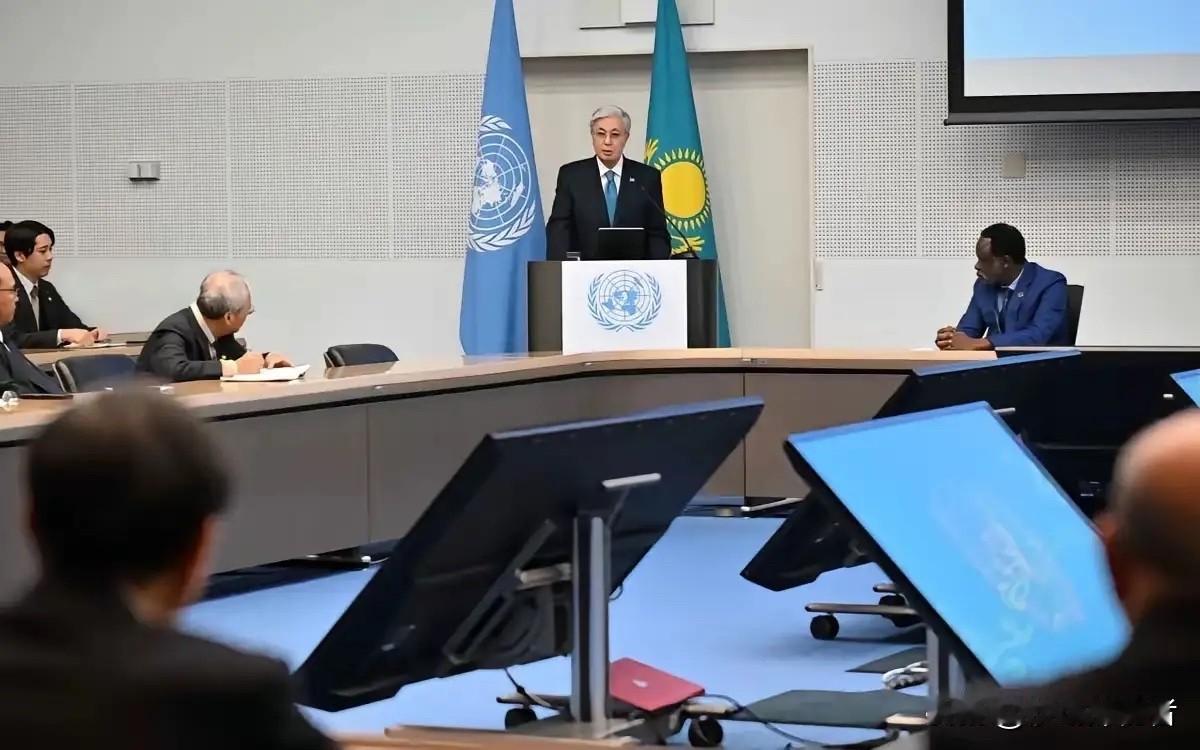 日本的“金元外交”起了作用，哈萨克斯坦总统在日本访问期间公然发表争议性言论，质疑