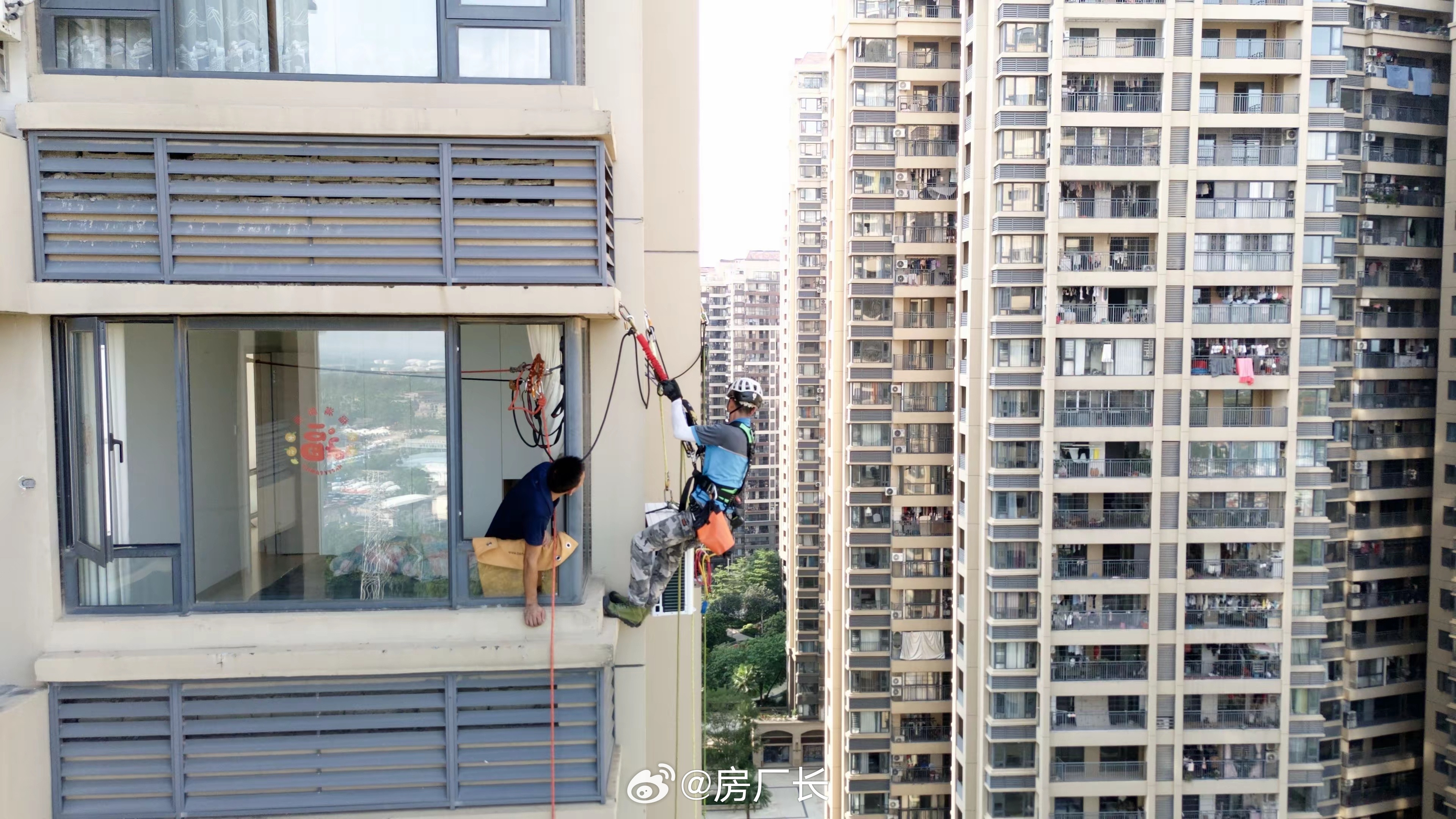 赶紧叫楼房设计师来安装空调….