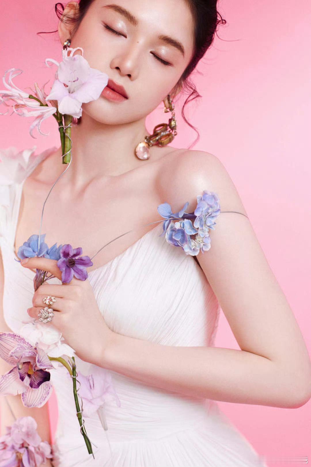 张婧仪女神级别骨相皮相都好完美的一张脸😘😘张婧仪每次参加活动就这