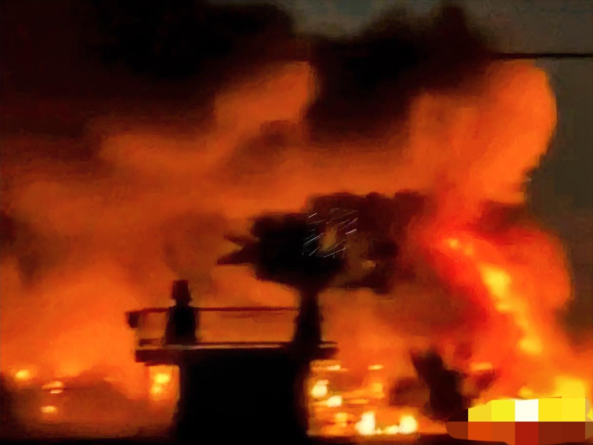 3月21号凌晨，伊拉克首都巴格达出事了，火光冲天过去美军巡逻车驶过，当地人