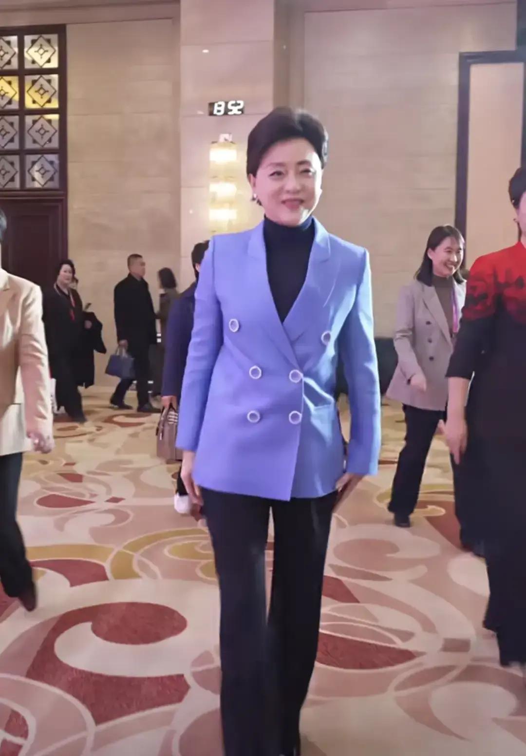 杨澜把罗圈腿塞进阔腿裤，下一秒全网闭嘴。黑色瀑布裤管扫过红毯，像一把尺子量