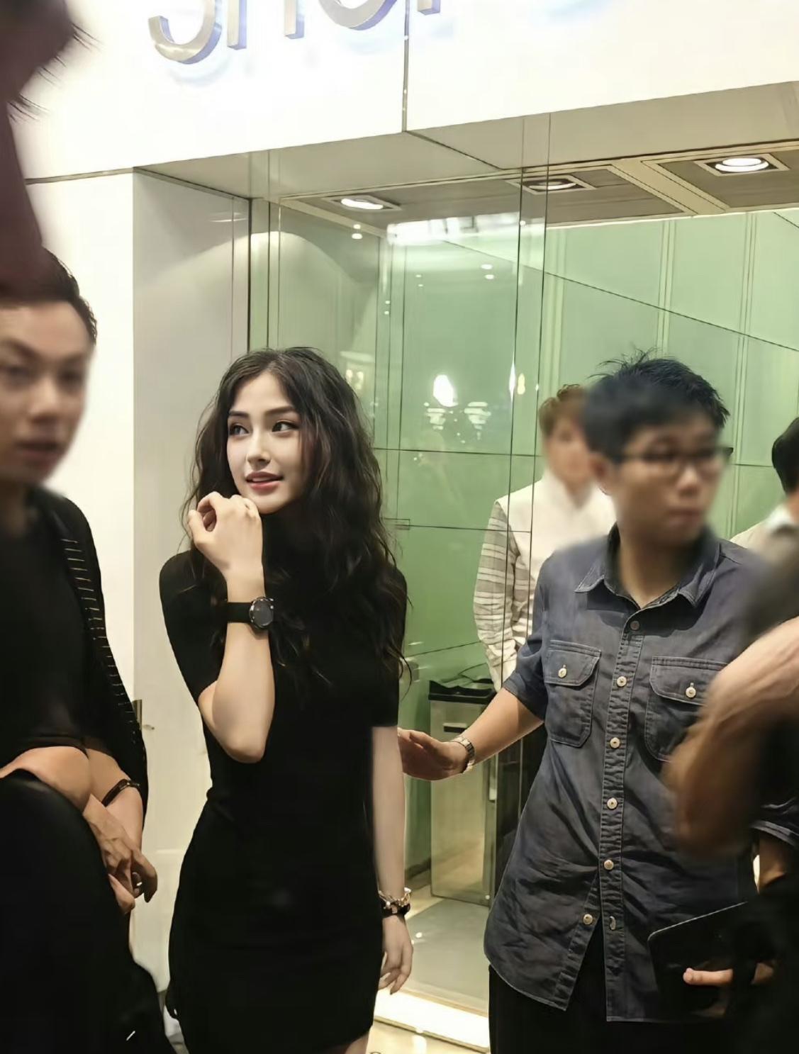 记得以前天涯有一句称赞angelababy很有名的话：“她整容七年，千刀万剐