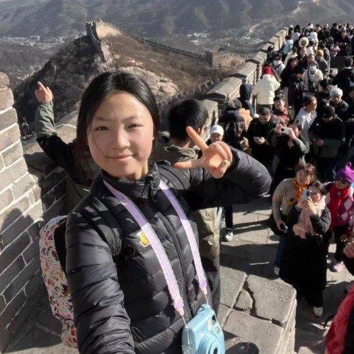 元旦前，19岁湖南姑娘陈欣妍，孤身跨越1700公里赴北京，站在八达岭长城北八楼的